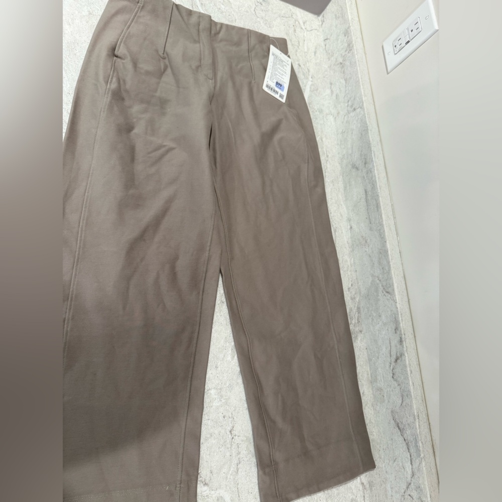 Lululemon Athletica Women's Ultratech 7/8 Cropped Pants in Tan beige NWT